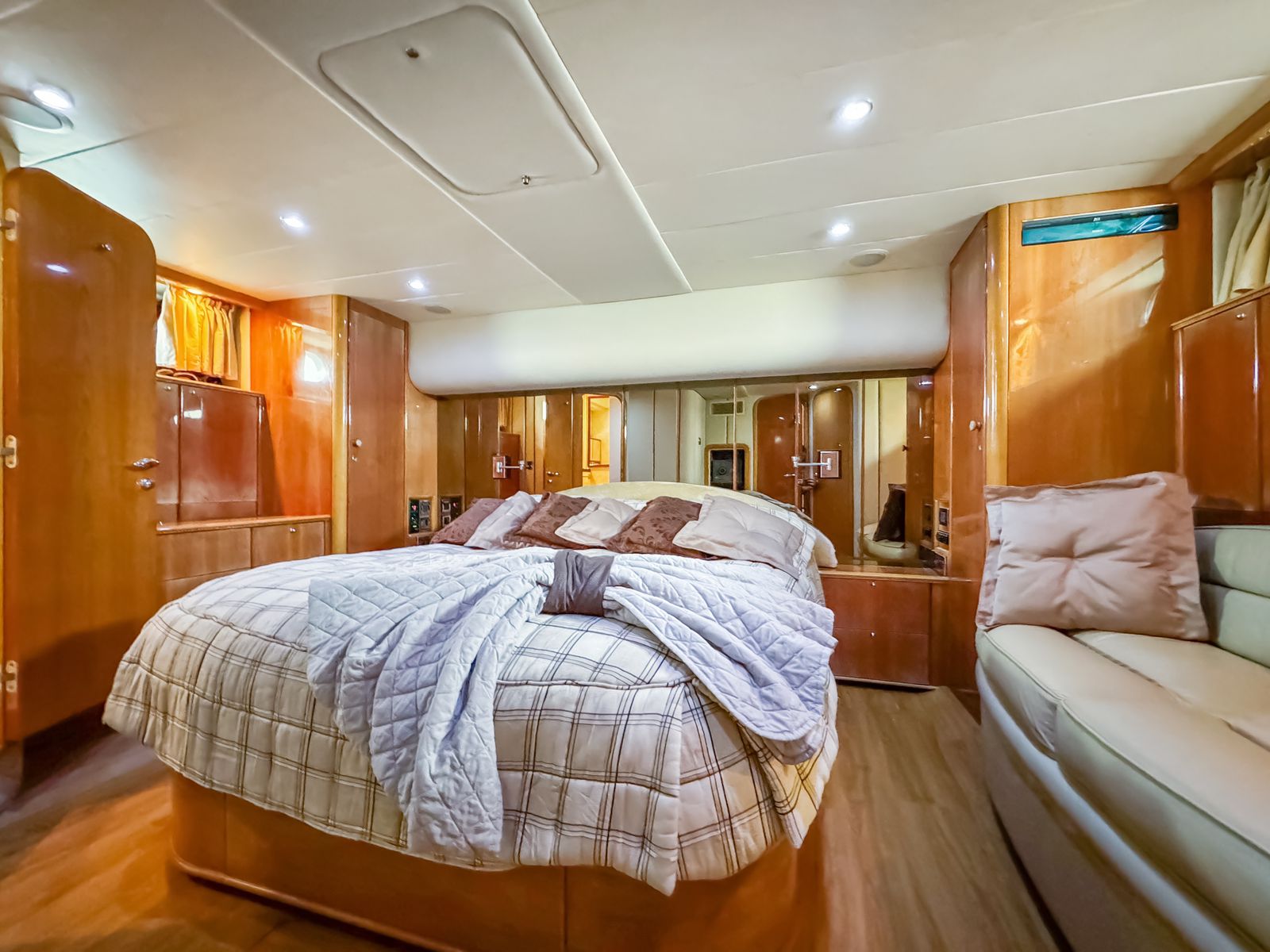 70Ft Viking Fly Yacht preview 3
